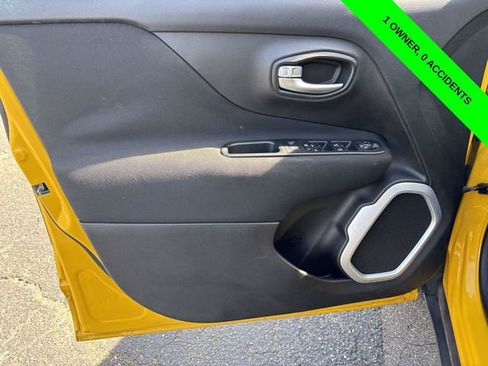 Used 2018 Jeep Renegade Latitude w/ Advanced Technology Group FWD image 10