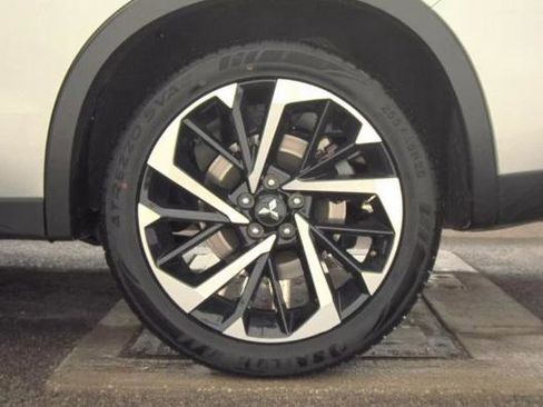 Used 2024 Mitsubishi Outlander SE Black Edition image 9