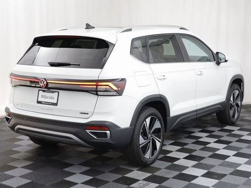 New 2025 Volkswagen Taos SE w/ Panoramic Sunroof Package image 18