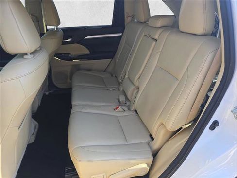 Used 2018 Toyota Highlander XLE AWD/4WD image 14