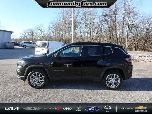 Used 2022 Jeep Compass Latitude image 3