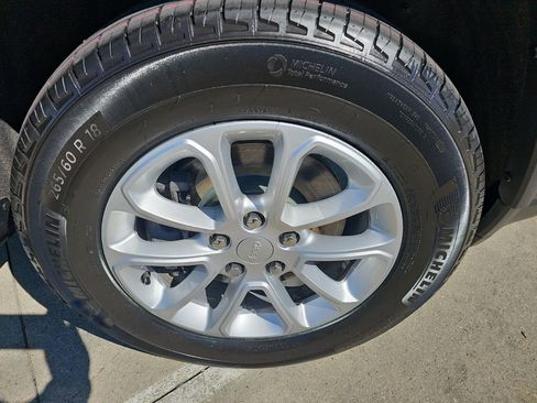Certified 2021 Jeep Grand Cherokee Laredo AWD/4WD image 2