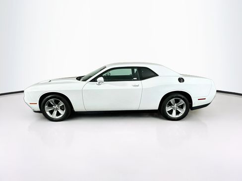 Used 2017 Dodge Challenger SXT RWD image 4