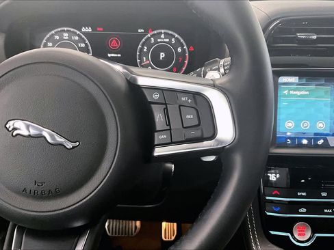 Used 2020 Jaguar F-PACE R-Sport image 22