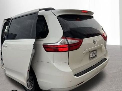 Used 2017 Toyota Sienna XLE Premium FWD image 5