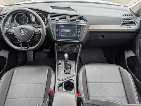 Used 2021 Volkswagen Tiguan SE w/ Panoramic Sunroof Package FWD image 4