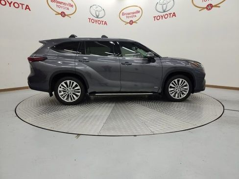 Used 2025 Toyota Highlander Platinum image 3