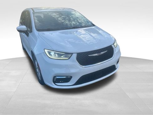 Used 2023 Chrysler Pacifica Touring-L FWD image 31