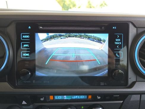 Used 2017 Toyota Tacoma TRD Sport AWD/4WD image 16
