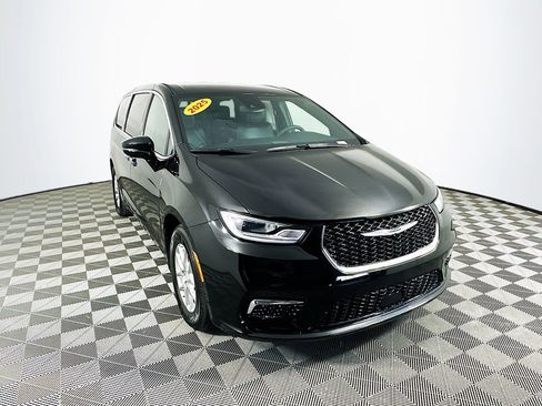 Certified 2025 Chrysler Pacifica Select image 2