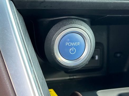 Used 2022 Toyota Venza XLE image 28