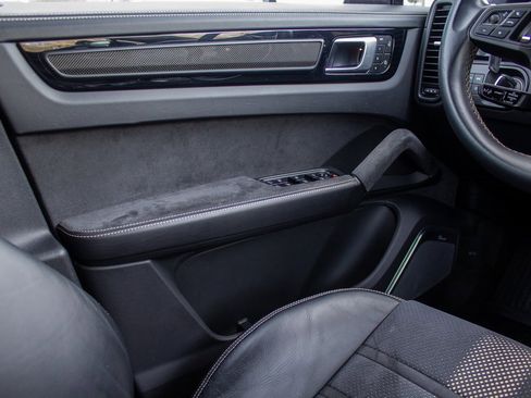 Used 2022 Porsche Cayenne Turbo GT image 18