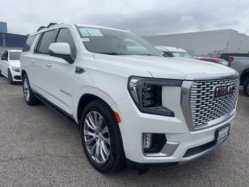 Used 2022 GMC Yukon XL Denali w/ Denali Premium Package image 3
