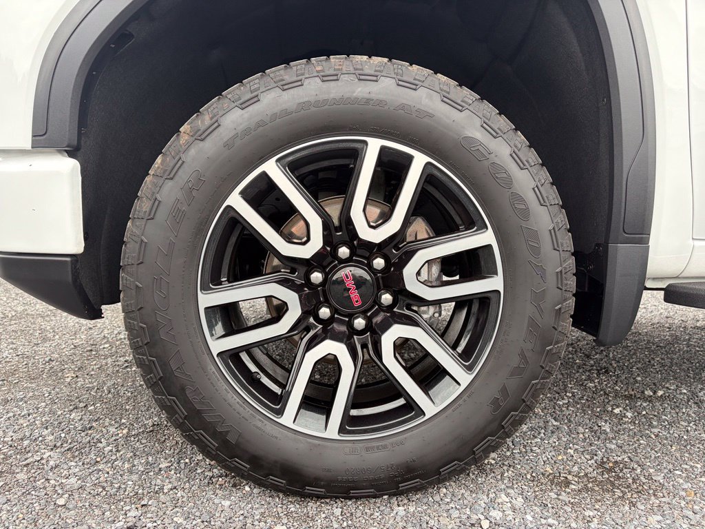 Used 2025 GMC Sierra 1500 AT4 w/ Technology Package AWD/4WD image 15