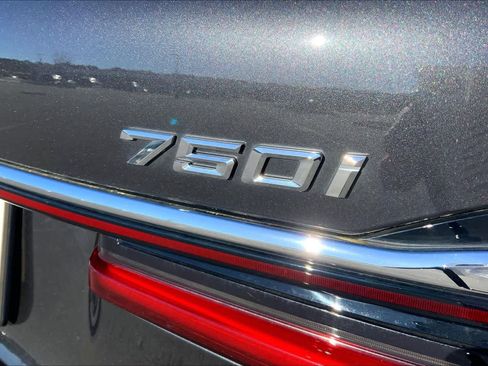 Used 2022 BMW 750i xDrive AWD/4WD image 32