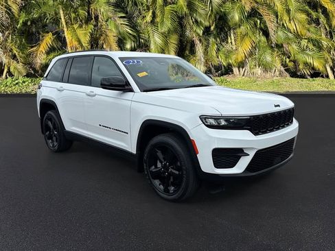 Used 2023 Jeep Grand Cherokee Altitude RWD image 2