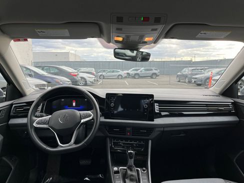 Used 2025 Volkswagen Jetta SE image 31