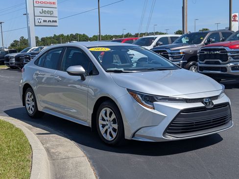 Used 2025 Toyota Corolla LE FWD image 3