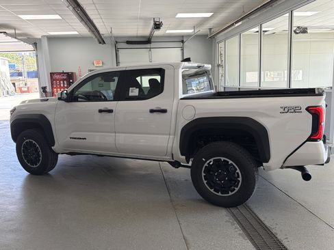 New 2025 Toyota Tacoma TRD Off-Road AWD/4WD image 5