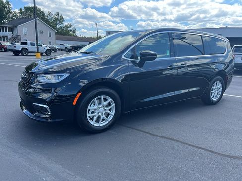 New 2026 Chrysler Pacifica Select image 15