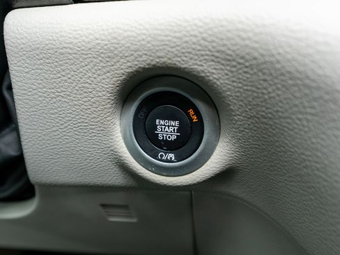 Used 2020 Chrysler Pacifica Limited image 29