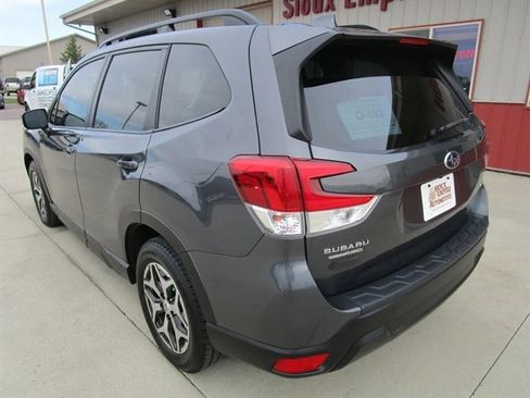 Used 2021 Subaru Forester Premium image 9