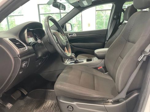 Used 2020 Jeep Grand Cherokee Laredo image 2