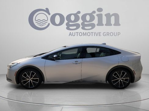 Used 2025 Toyota Prius XLE FWD image 2