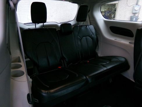 Used 2023 Chrysler Pacifica Touring-L AWD/4WD image 36