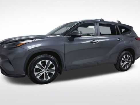 Used 2023 Toyota Highlander XLE image 4