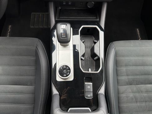 Used 2025 Mitsubishi Outlander SE AWD/4WD image 24