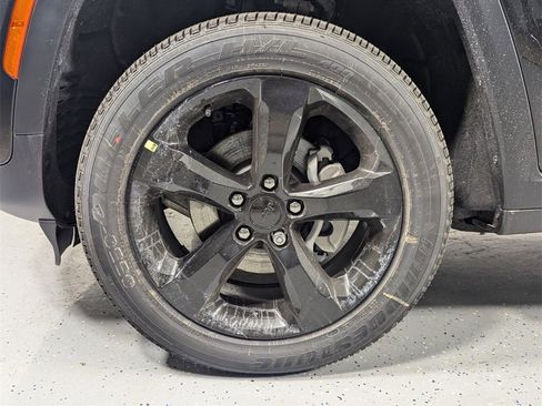 New 2025 Jeep Grand Cherokee Altitude image 9