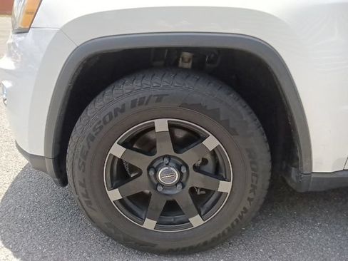 Used 2017 Jeep Grand Cherokee Laredo w/ Quick Order Package 2BE RWD image 10