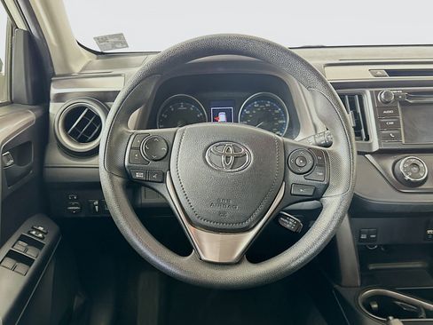 Used 2018 Toyota RAV4 LE FWD image 17