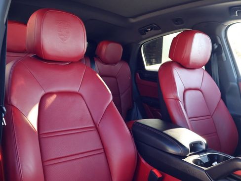 Certified 2022 Porsche Cayenne Platinum Edition image 24