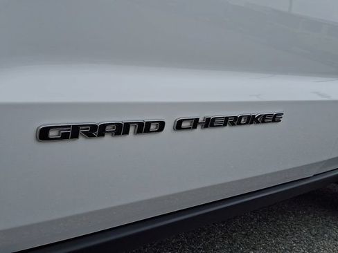 Used 2020 Jeep Grand Cherokee Laredo AWD/4WD image 24