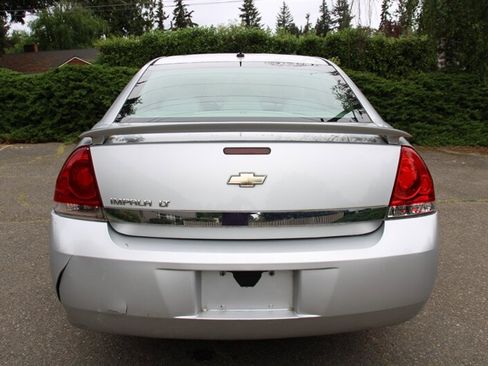 Used 2010 Chevrolet Impala LT w/ Luxury Edition Package FWD image 11