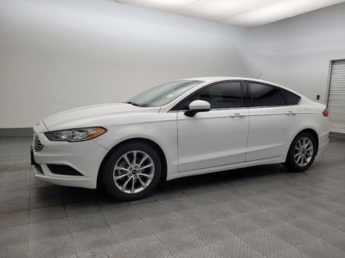 Used 2017 Ford Fusion SE w/ Fusion SE Technology Package image 2