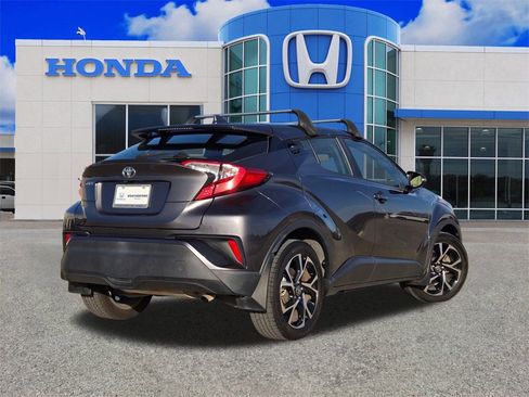 Used 2021 Toyota C-HR XLE image 3