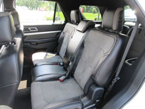 Used 2017 Ford Explorer XLT w/ Equipment Group 202A AWD/4WD image 19