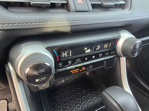 Used 2021 Toyota RAV4 LE image 19