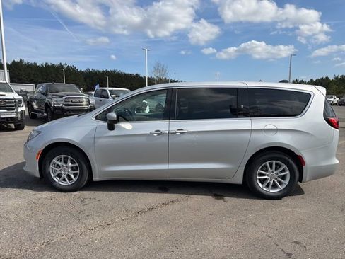 Used 2022 Chrysler Voyager LX FWD image 6