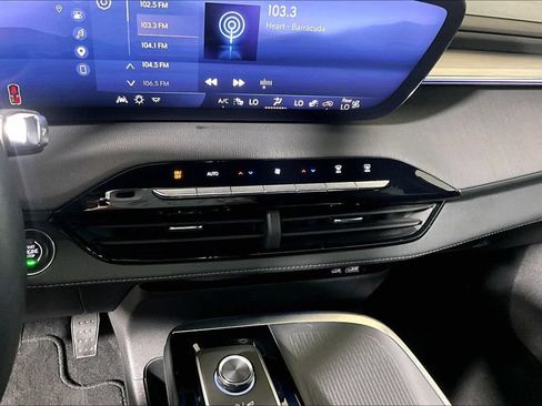 Used 2025 Buick Enclave Preferred FWD image 24