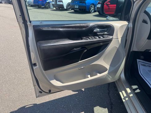 Used 2014 Chrysler Town & Country Touring FWD image 31