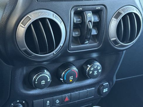 Used 2017 Jeep Wrangler Unlimited Sport w/ Quick Order Package 24S AWD/4WD image 18