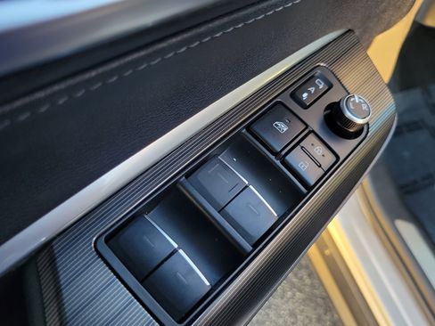 Used 2022 Toyota Venza XLE image 14