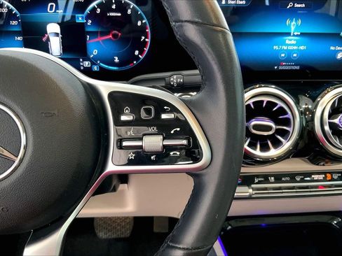 Used 2021 Mercedes-Benz GLB 250 GLB 250 image 22