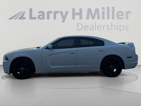 Used 2013 Dodge Charger SXT w/ Blacktop Pkg RWD image 2