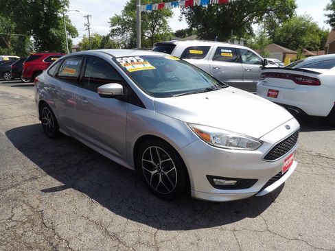 Used 2016 Ford Focus SE w/ SE Sport Package FWD image 3