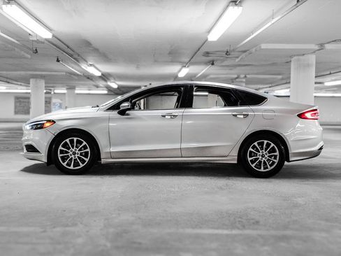 Used 2017 Ford Fusion SE w/ Fusion SE Technology Package FWD image 14